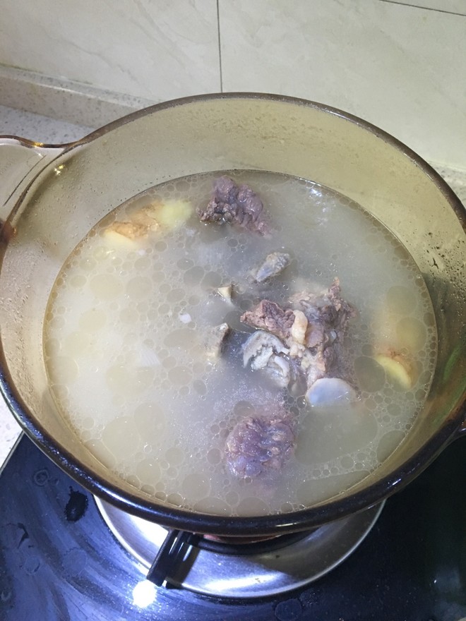 牛骨萝卜汤的做法