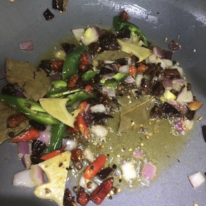 火锅底料煮鸭肠的做法