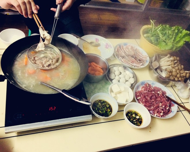 自助家庭火锅(牛骨萝卜汤底)的做法