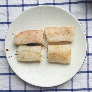 日式炸鳕鱼的做法 步骤2