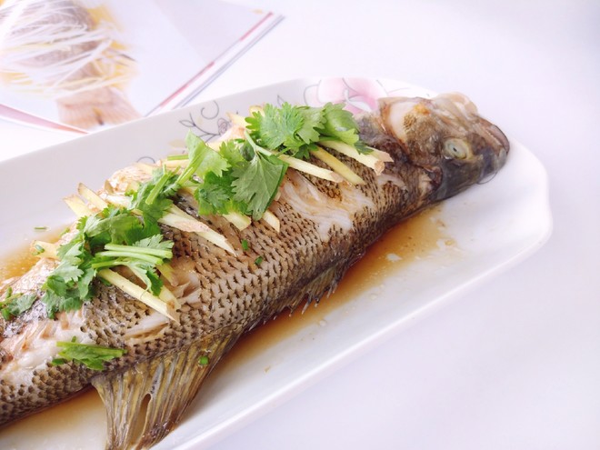 饭店口味的清蒸鲈鱼的做法
