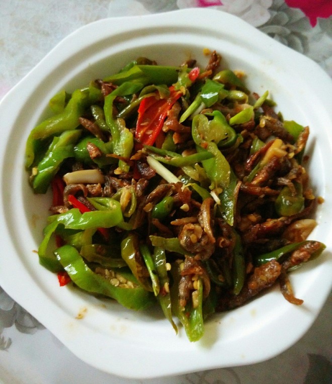 青椒炒小鱼的做法