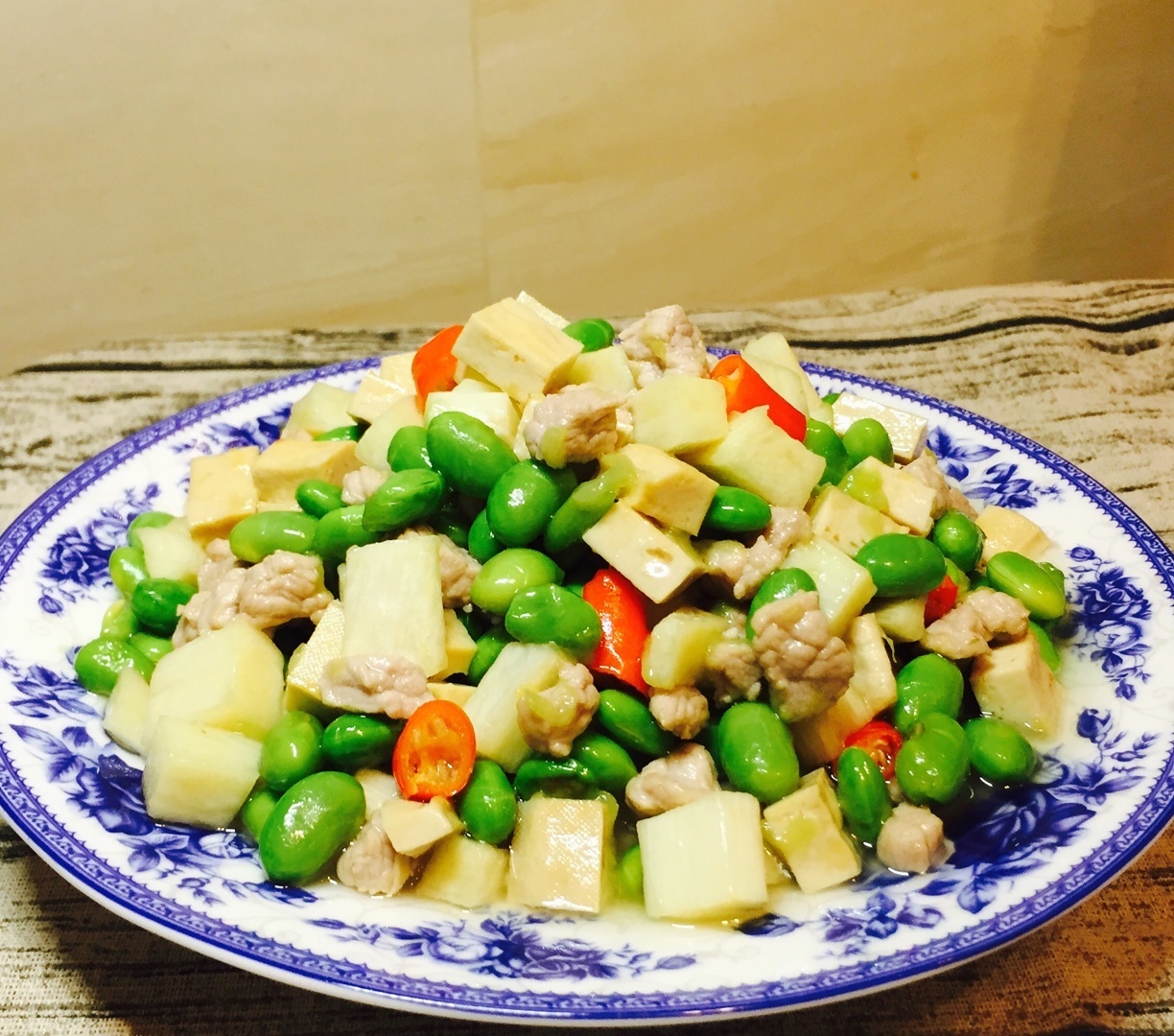 茭白香干肉丁炒毛豆的做法