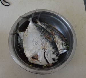 香煎鲳鱼的做法 步骤1