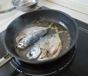 香煎鲳鱼的做法 步骤3