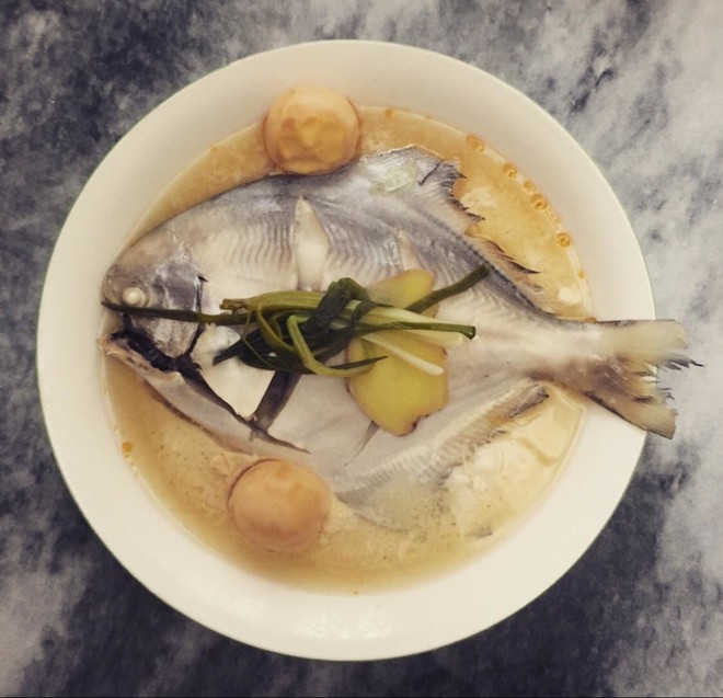 咸蛋蒸鲳鱼的做法