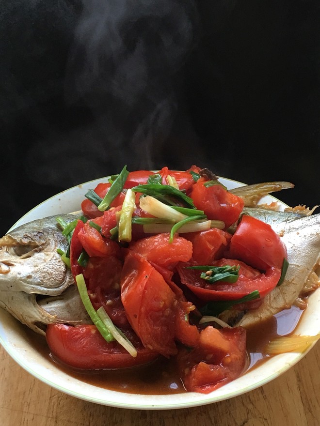 西红柿焖鲳鱼的做法