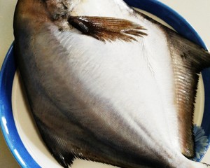干煎鲳鱼的做法 步骤1