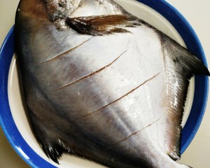 干煎鲳鱼的做法 步骤2