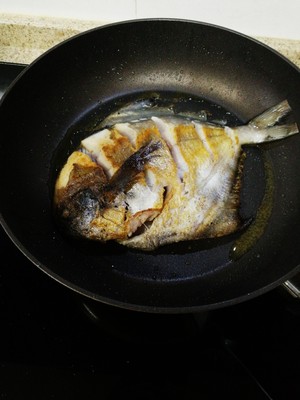 干煎鲳鱼的做法 步骤4