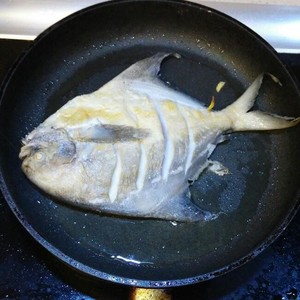 香煎鲳鱼的做法 步骤4