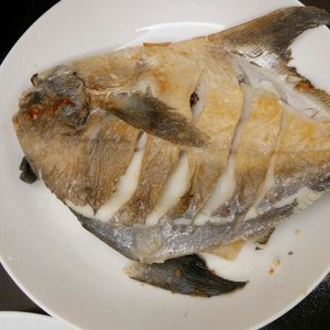 香煎鲳鱼的做法 步骤5