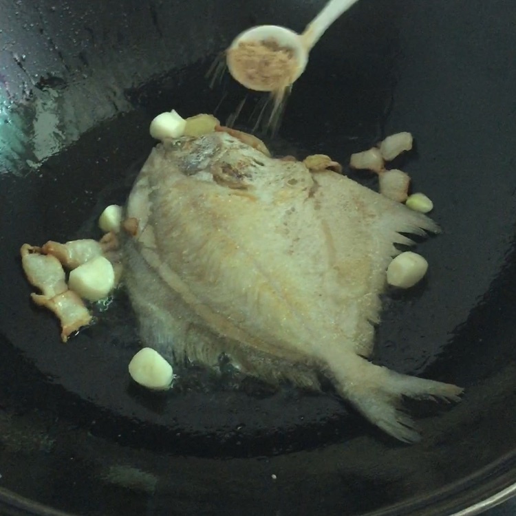 红烧咸菜鲳鱼的做法