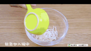 银鱼紫菜鸡蛋糕 宝宝辅食食谱的做法 步骤2