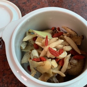 立冬滋阴润肺鸡汤的做法 步骤1