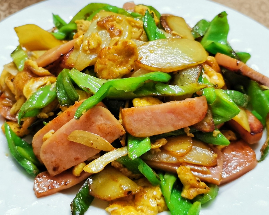 青椒土豆炒火腿鸡蛋的做法