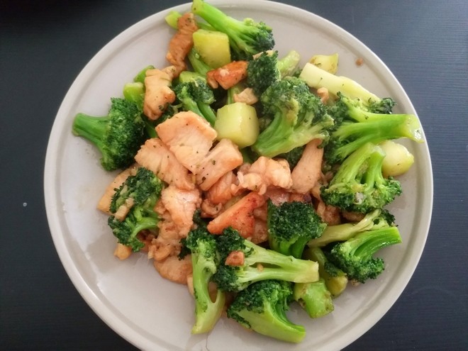 鸡胸肉炒西兰花的做法