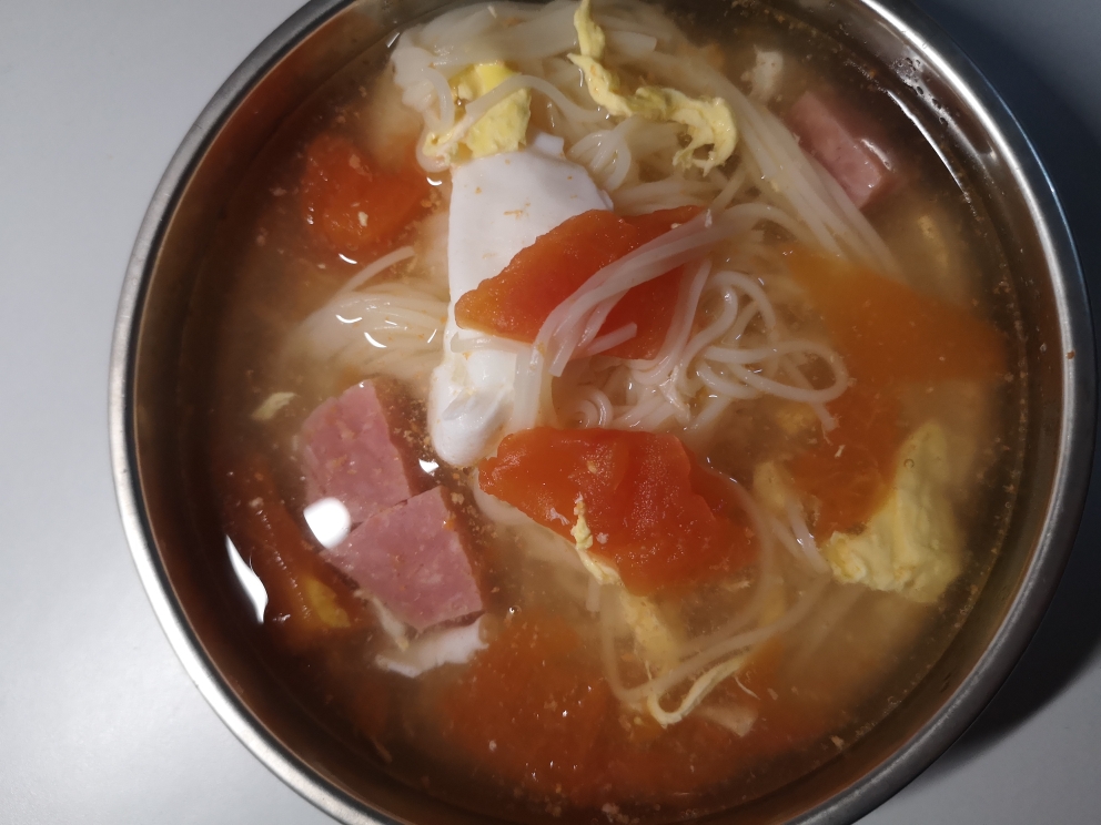 宿舍减脂餐 番茄火腿蛋花面的做法