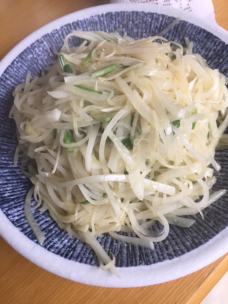 蒜苗炒萝卜丝儿的做法