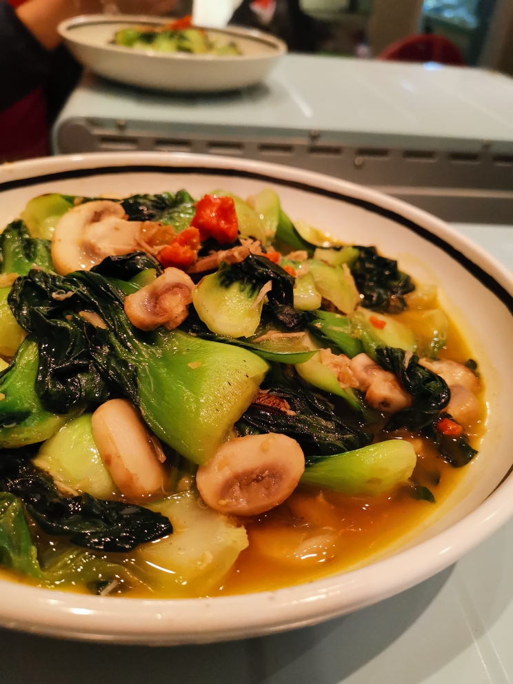 很家常很朴素的蟹粉蘑菇炒青菜的做法