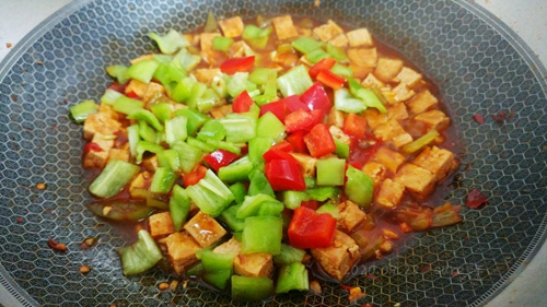 做正宗红油椒椒烧豆腐的图片步骤7