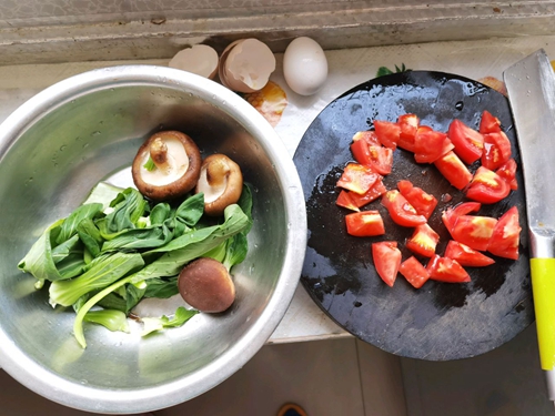 做正宗浓汤番茄菌菇油菜鸡蛋面的图片步骤1
