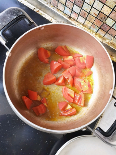 做正宗浓汤番茄菌菇油菜鸡蛋面的图片步骤3