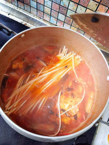 做正宗浓汤番茄菌菇油菜鸡蛋面的图片步骤5