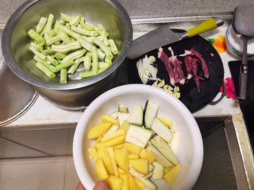 做正宗秋收季东北经典硬菜：猪肉土豆豆角烧茄子的图片步骤1