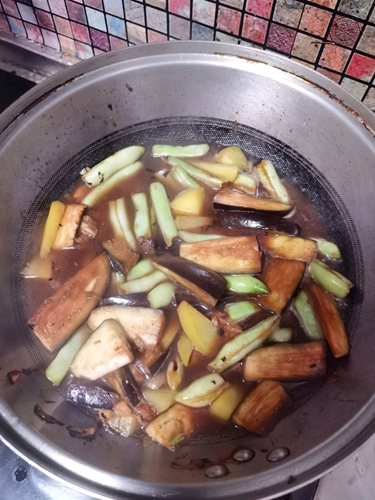 做正宗秋收季东北经典硬菜：猪肉土豆豆角烧茄子的图片步骤4