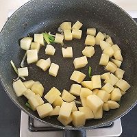 做正宗干烧土豆鸡肉丁的图片步骤7