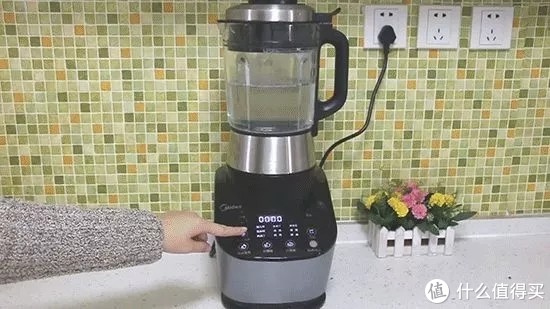 关乎宝宝饮食安全,嚼后嘴对嘴喂食真的好吗?辅食机真的很有必要!