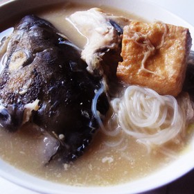 三文鱼油豆腐萝卜苗味噌汤