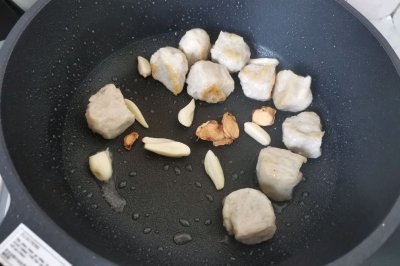 鱼丸虾皮烩奶白菜